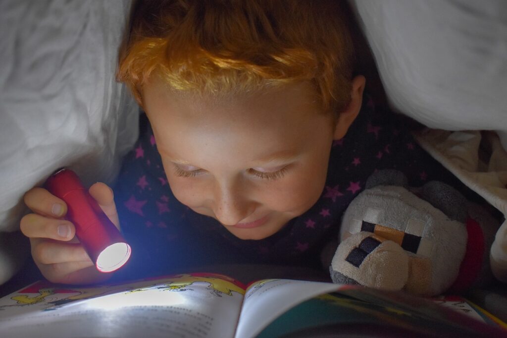 Kislány éjjel olvas